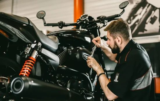 mecanicien-controle-technique-ambiance-vignette-harley-davidson